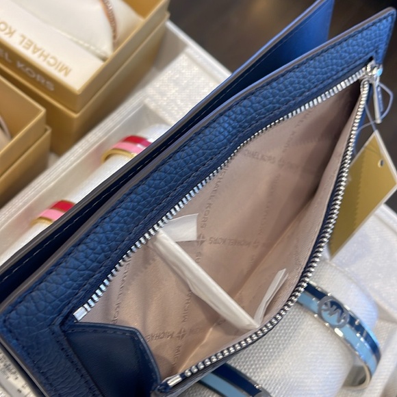 Michael Kors Reed Large Bifold Pebbled Leather Snap Wallet Card Case
Navy
NWT - Picture 2 of 16